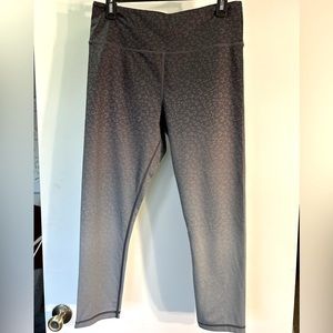 Zyia Gray hombre Leopard print. Size 14-16. Inseam 24"